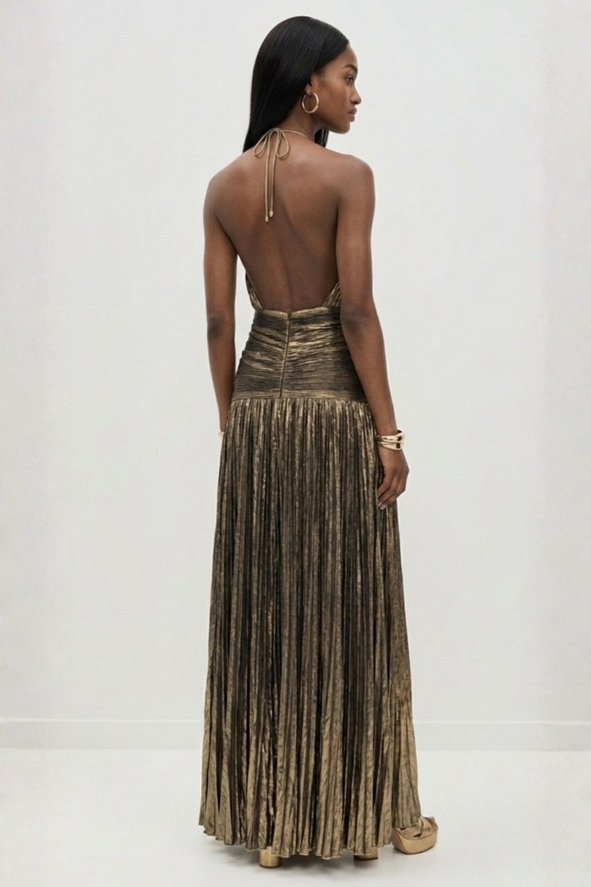 Plisowana sukienka maxi z dekoltem halter