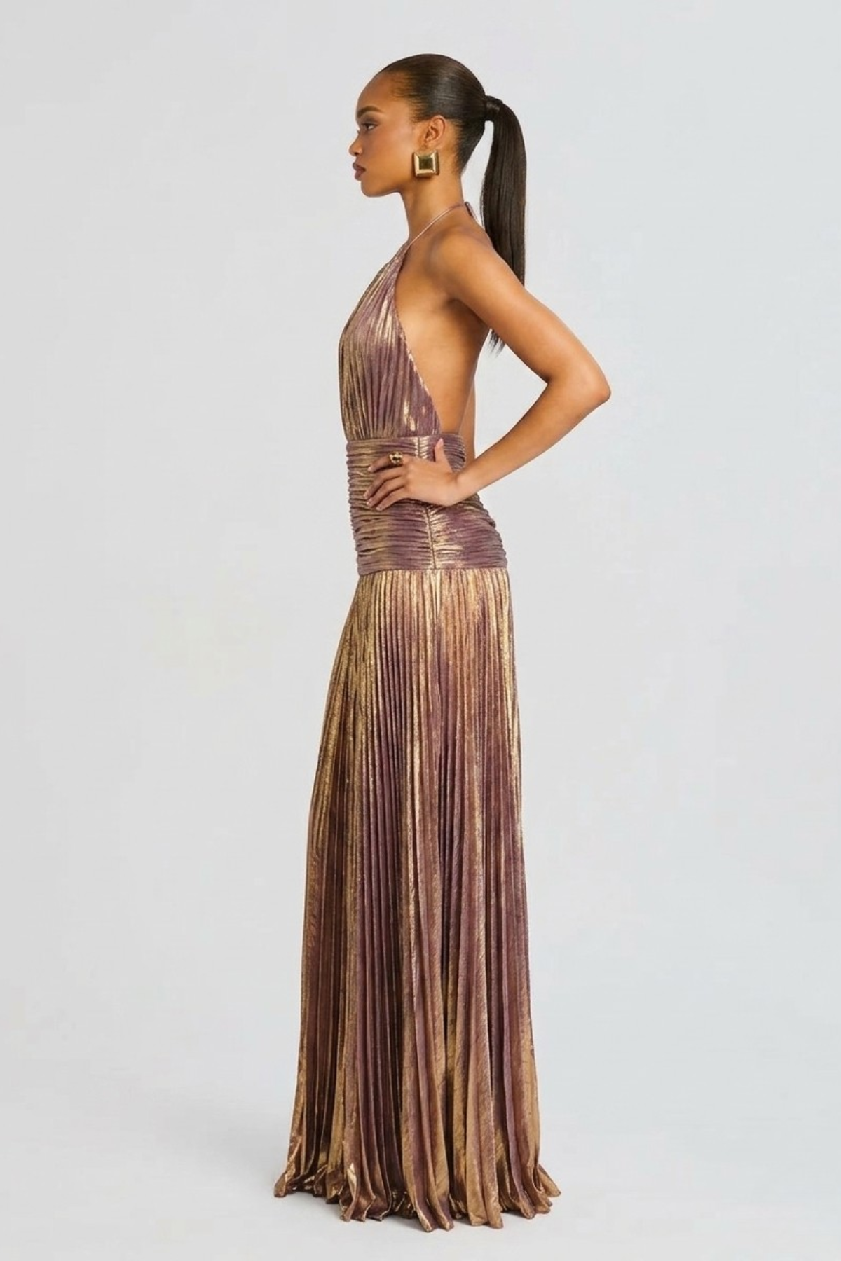 Plisowana sukienka maxi z dekoltem halter