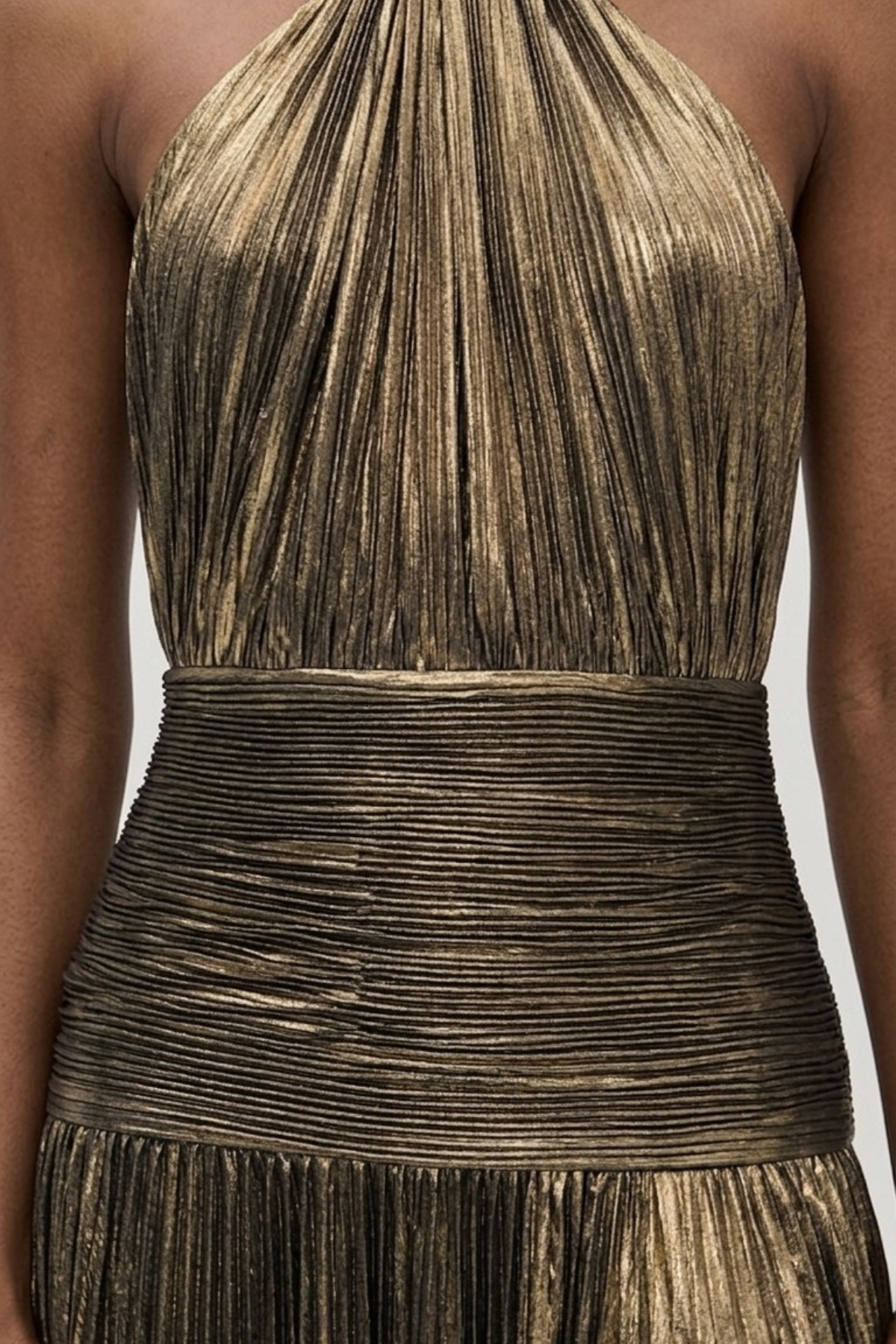 Plisowana sukienka maxi z dekoltem halter