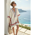 Plażowa sukienka tunika z dekoltem V i etnicznym wzorem