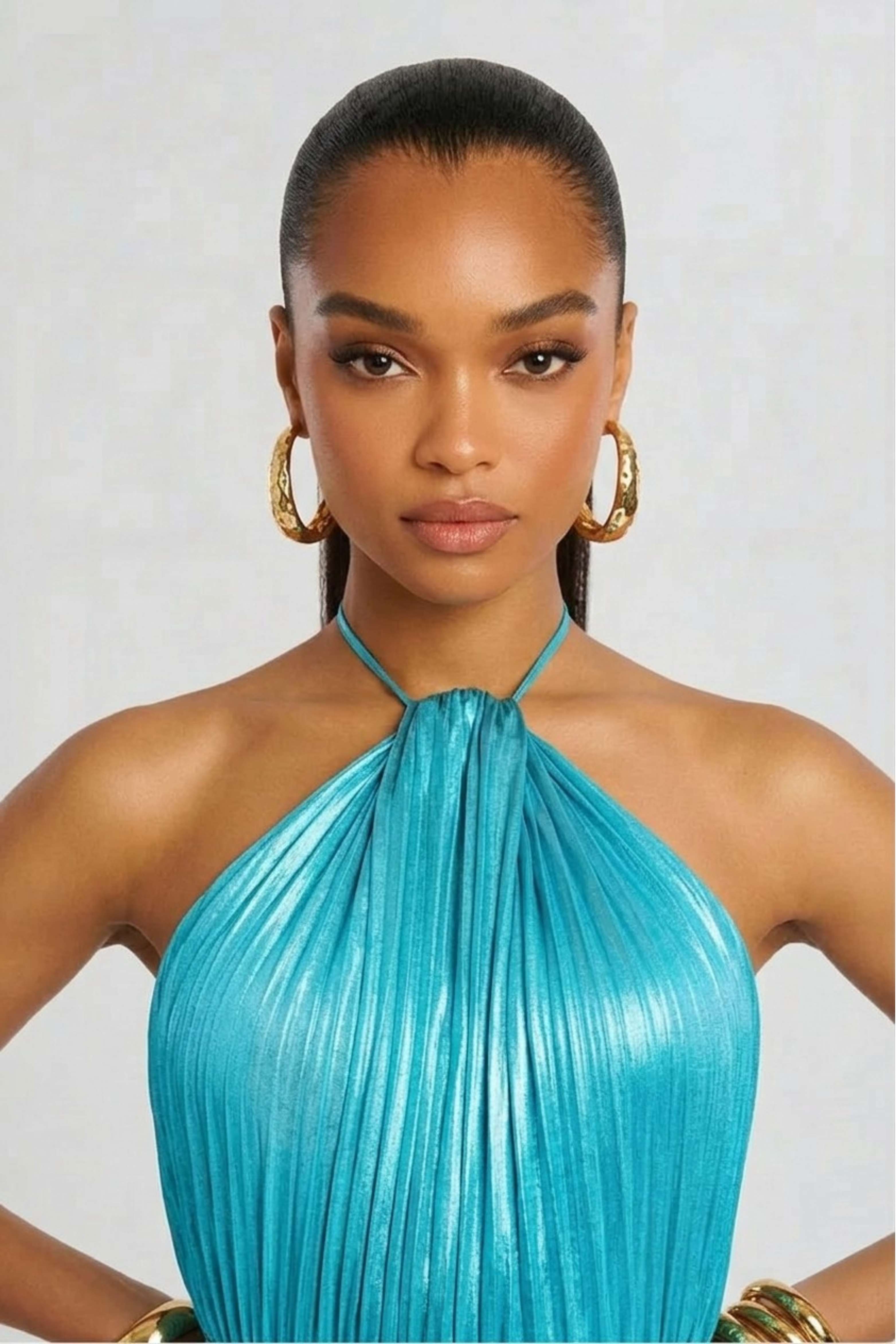 Plisowana sukienka maxi z dekoltem halter