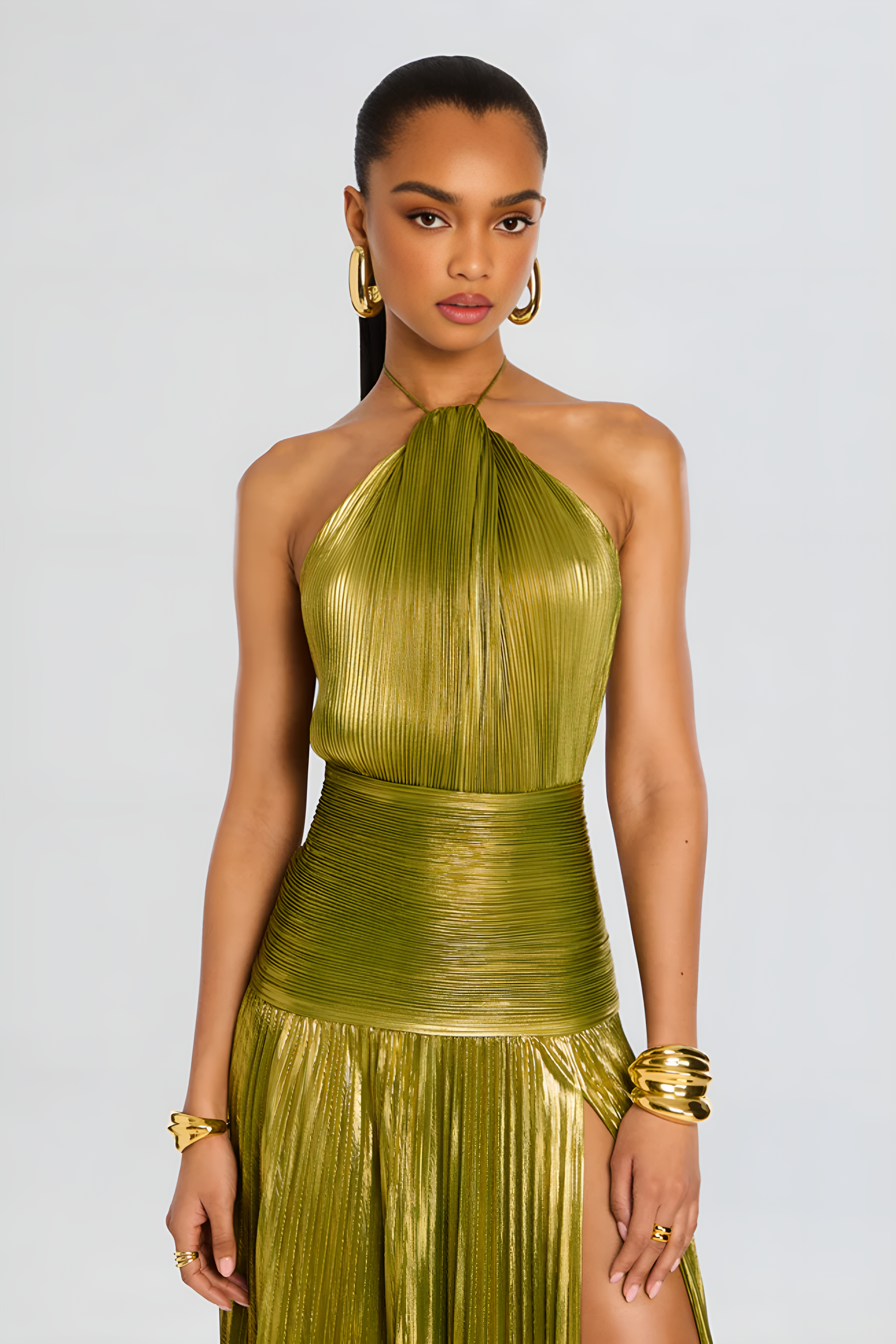 Plisowana sukienka maxi z dekoltem halter