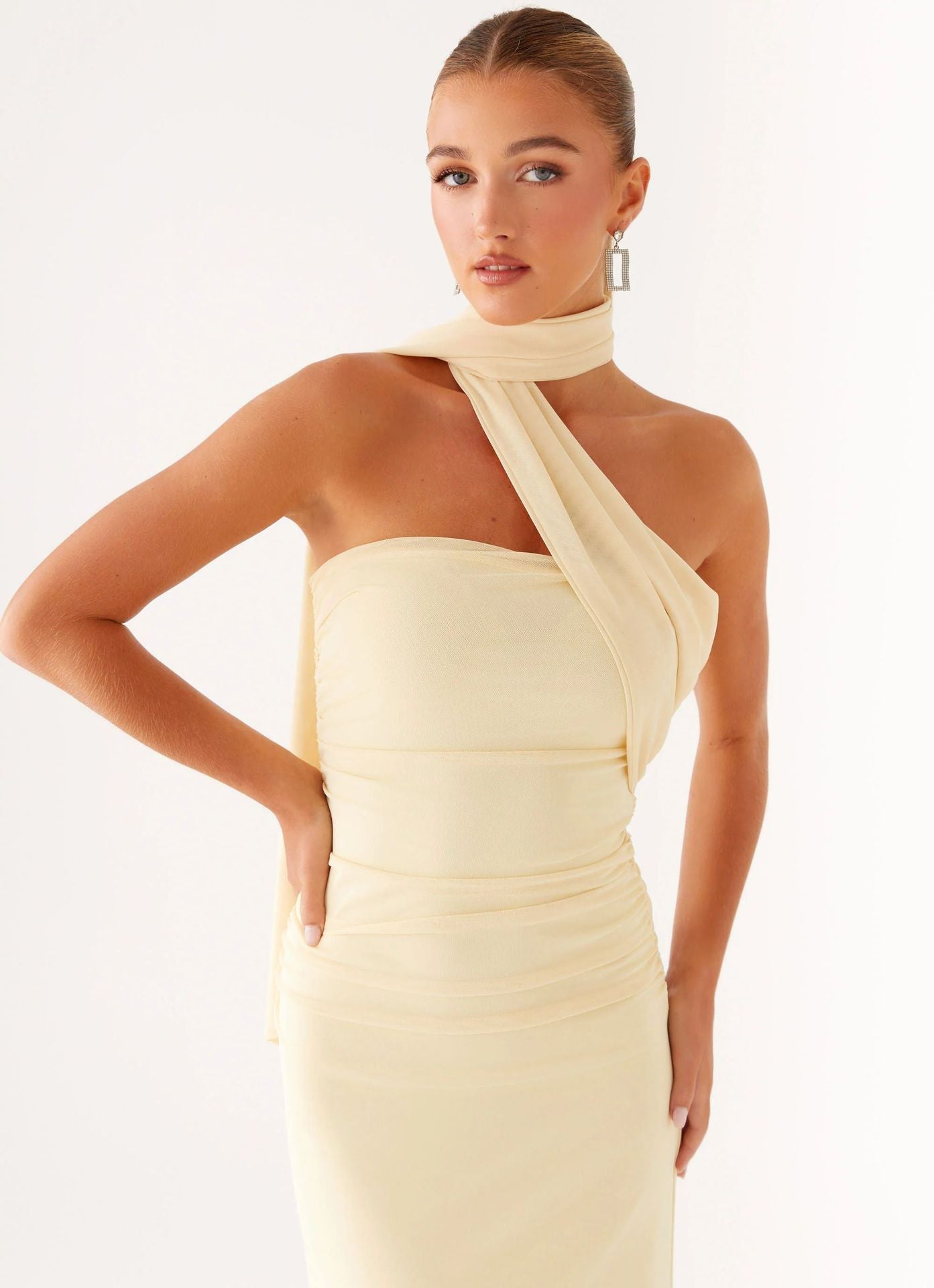 Suknia Maxi z Asymetrycznym Dekoltem Halter