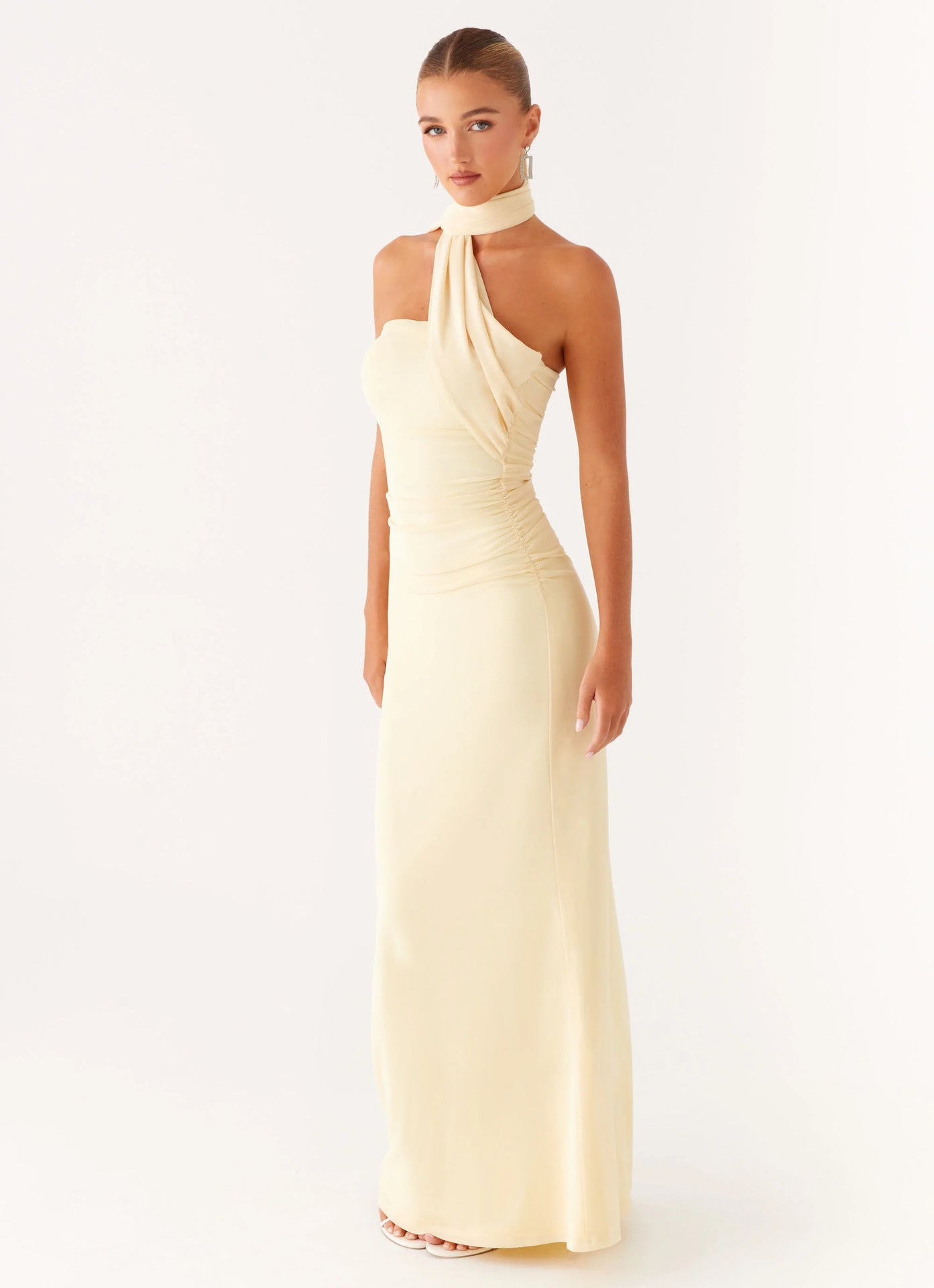 Suknia Maxi z Asymetrycznym Dekoltem Halter